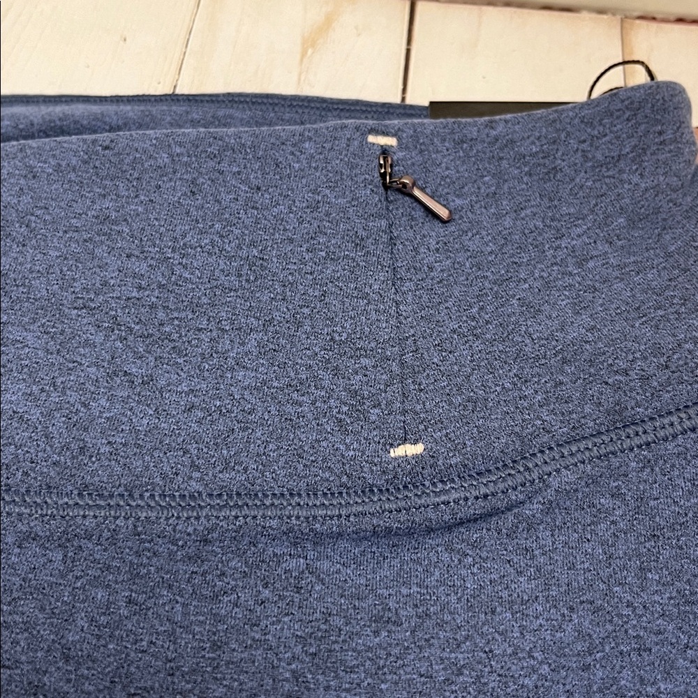 Calia Blue Leggings. Body freeze fabric. Front zip waist pocket.NWT. Size medium - Picture 4 of 7